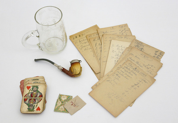 Jakub Arbes - Dýmka s kovovým víčkem, sada hracích karet, půllitr s věnováním, ozdobné psaníčko se zbytky šňupacího tabáku, účtenky z Pivovaru U sv. Tomáše na Malé Straně v Praze 